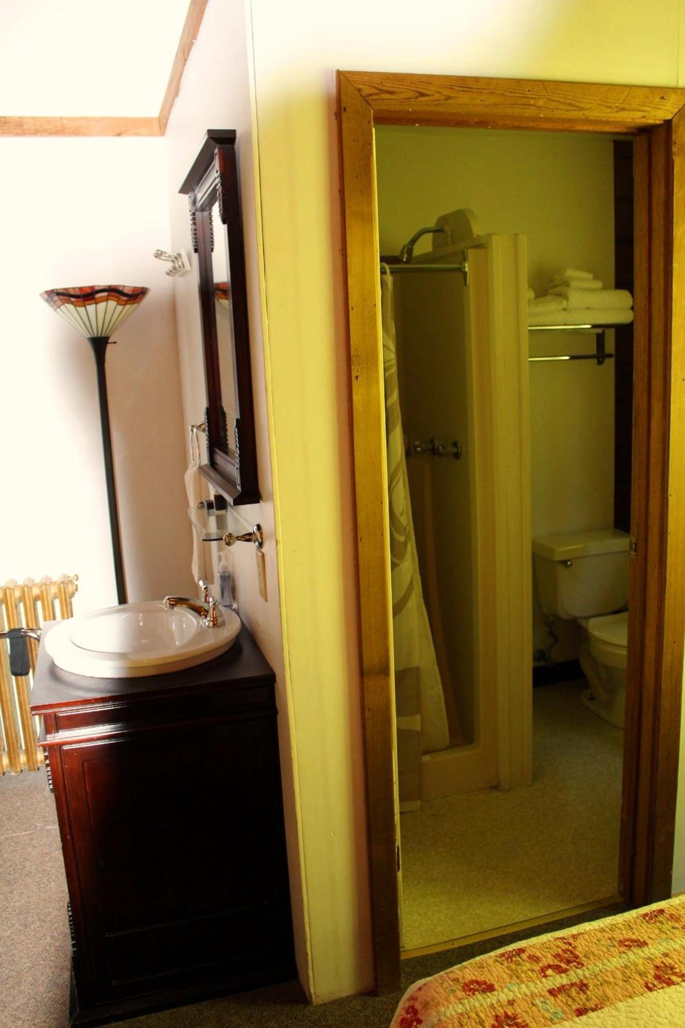 Alert Bay Lodge Room photo